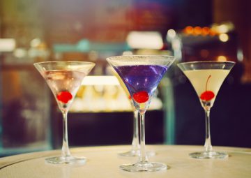 cocktail-in-martini-glasses-in-front-of-the-night-club-bokeh-lights-party-and-celebrate-concept_t20_YQZPlW